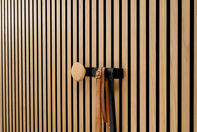 Jesper - colgador largo con botón de madera