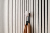 Eilin - colgador corto con botón de madera