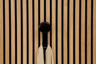 Haakon - colgador corto con botón de madera