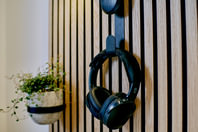 Haakon - colgador corto con botón de madera