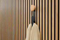 Jesper - colgador largo con botón de madera