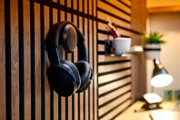 Haakon - colgador corto con botón de madera