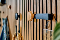 Jesper - colgador largo con botón de madera