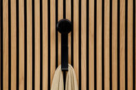 Haakon - colgador largo con botón de madera