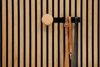 Jesper - colgador largo con botón de madera