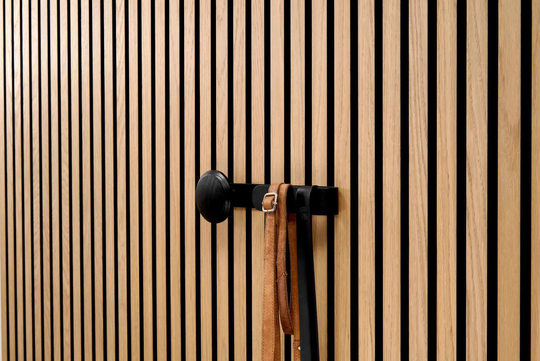 Haakon - colgador largo con botón de madera