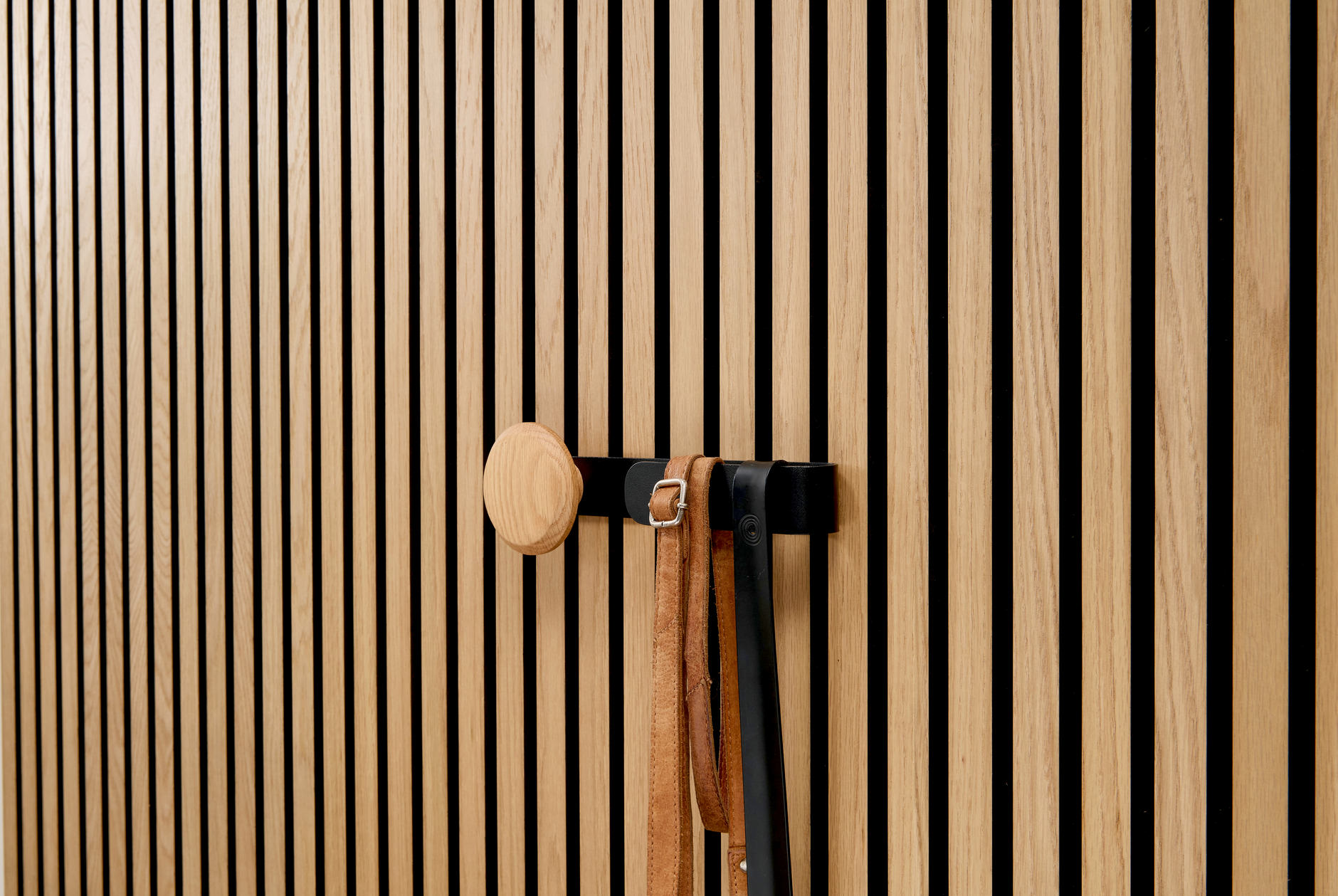 Jesper - colgador largo con botón de madera