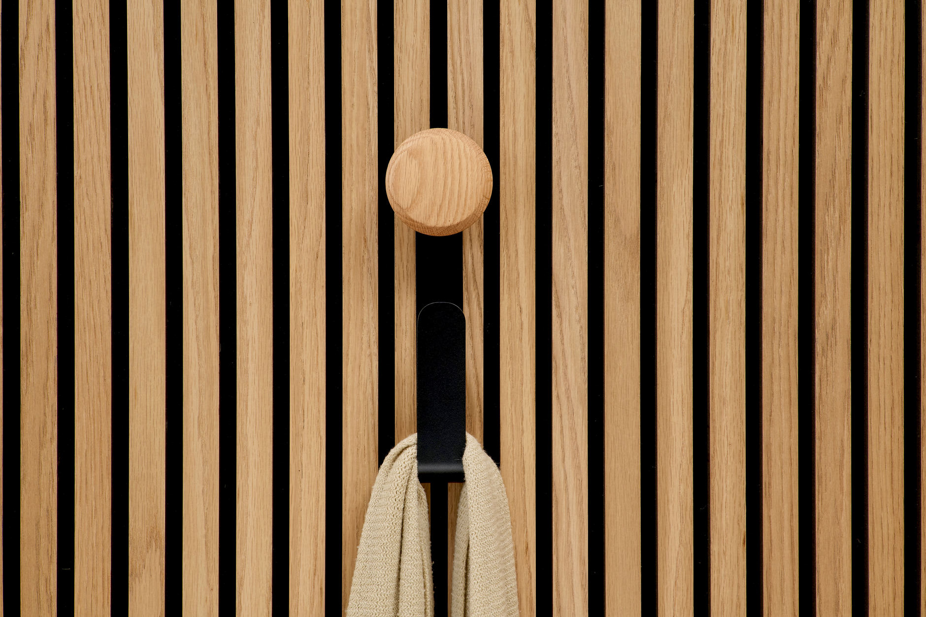 Jesper - colgador largo con botón de madera