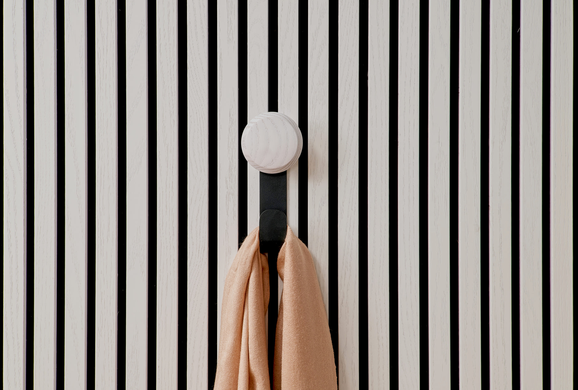 Eilin - colgador corto con botón de madera