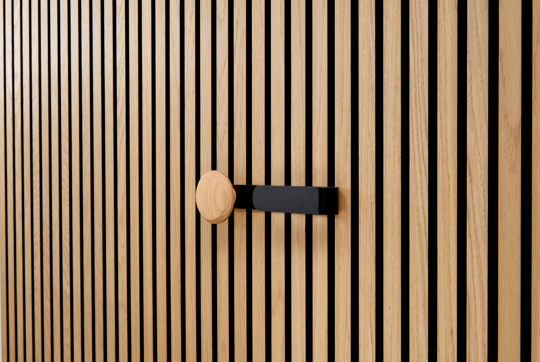 Jesper - colgador largo con botón de madera