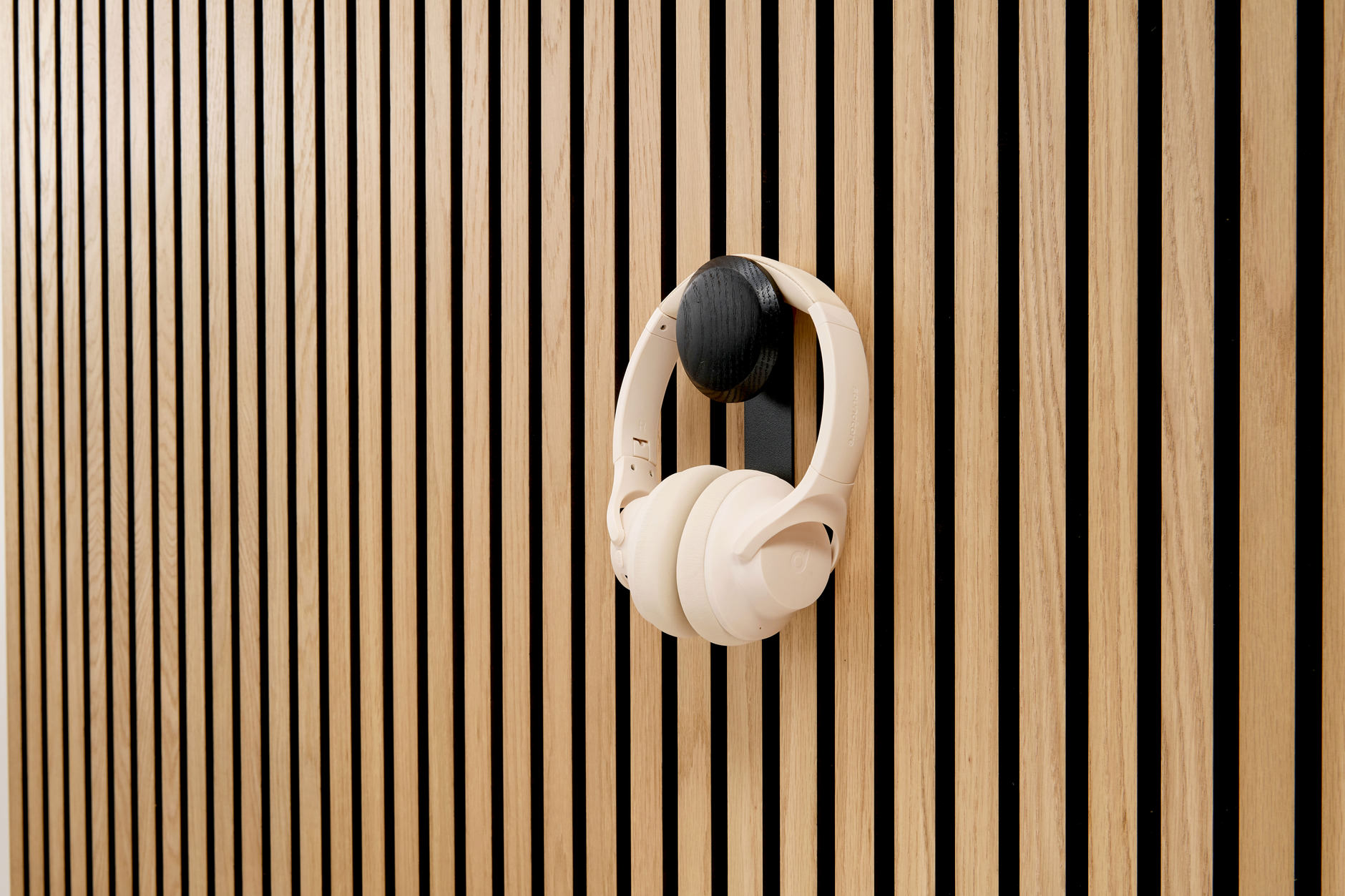 Haakon - colgador corto con botón de madera