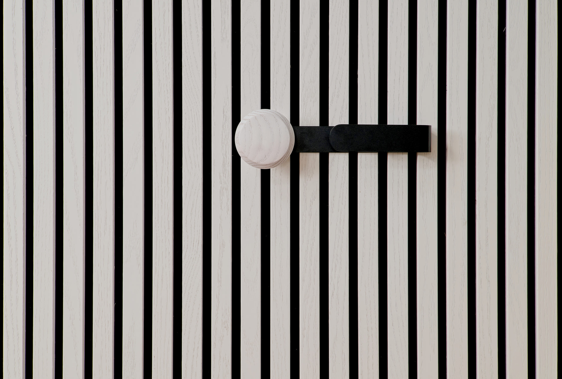 Eilin - colgador largo con botón de madera