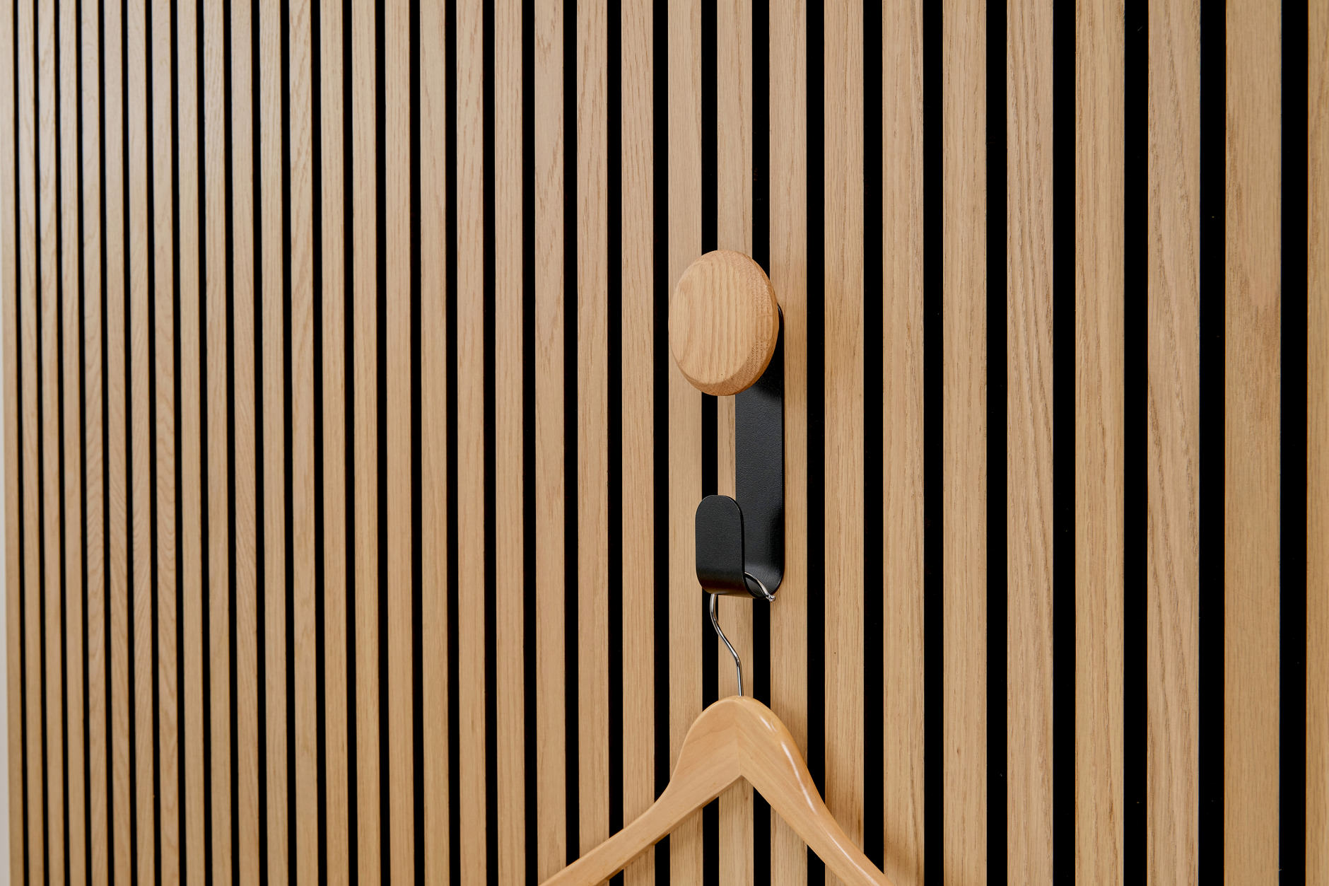 Jesper - colgador corto con botón de madera