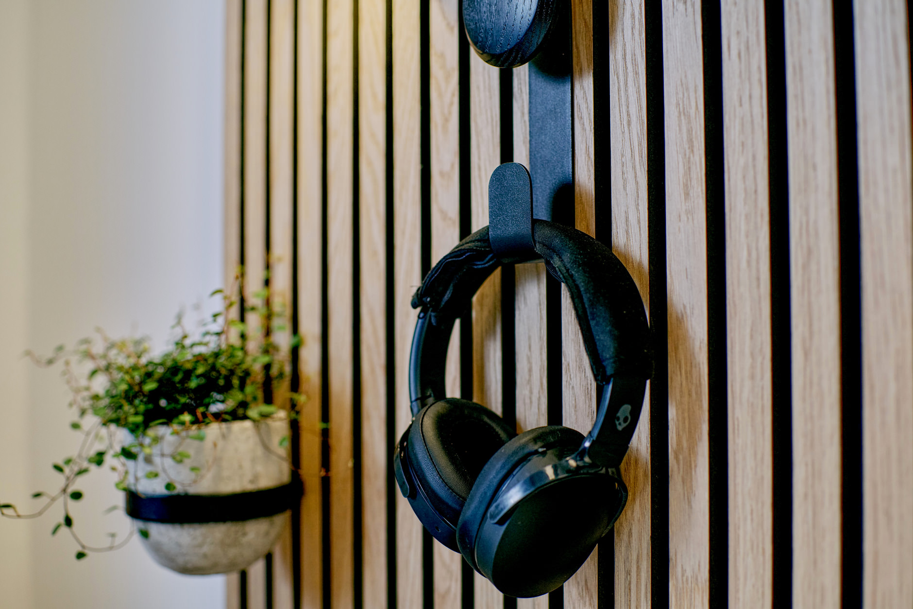 Haakon - colgador corto con botón de madera