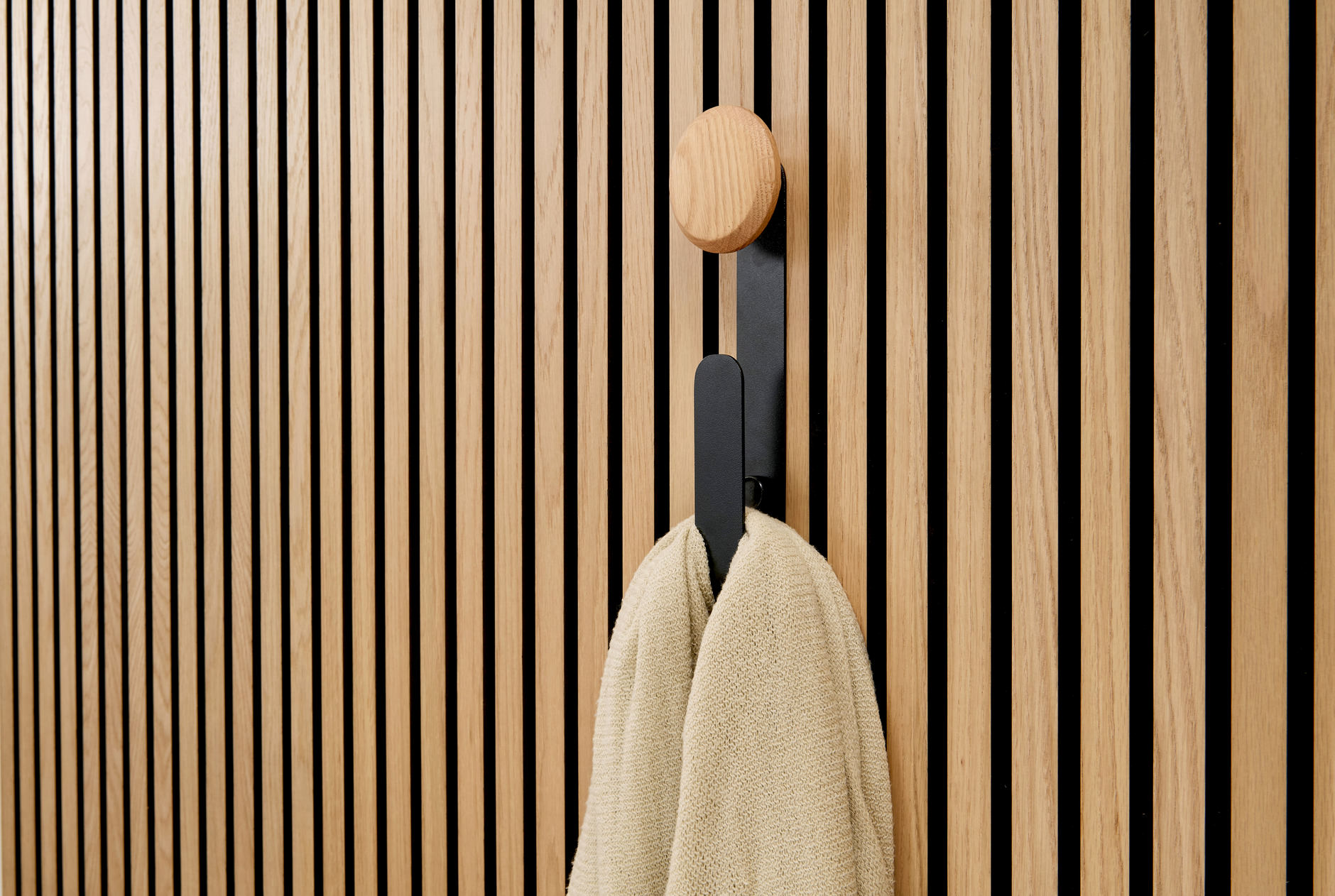 Jesper - colgador largo con botón de madera