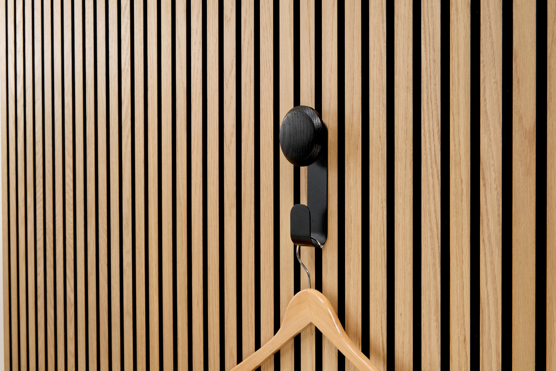 Haakon - colgador corto con botón de madera