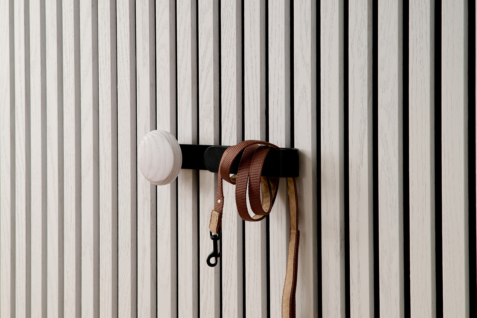 Eilin - colgador largo con botón de madera