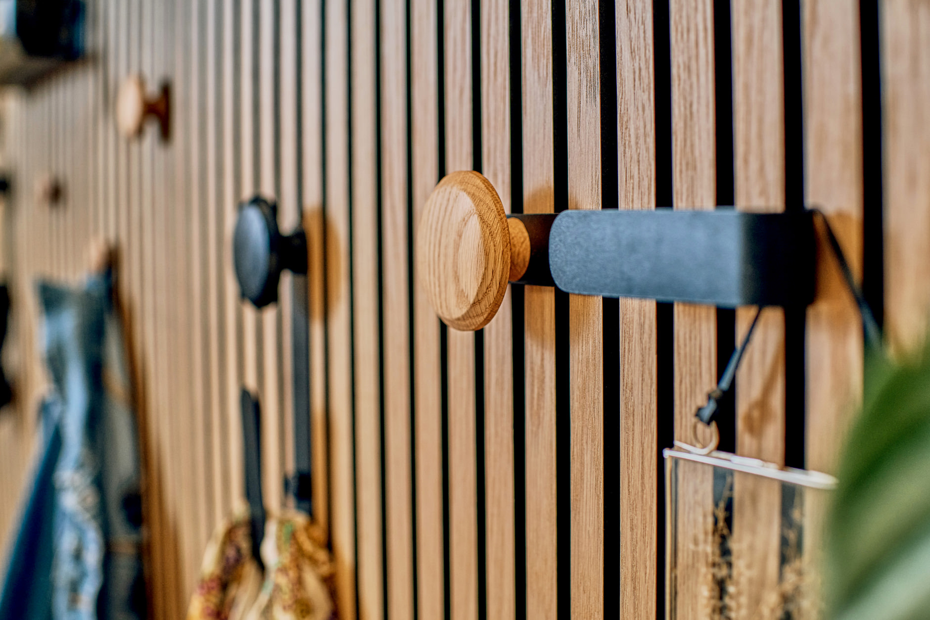 Jesper - colgador largo con botón de madera