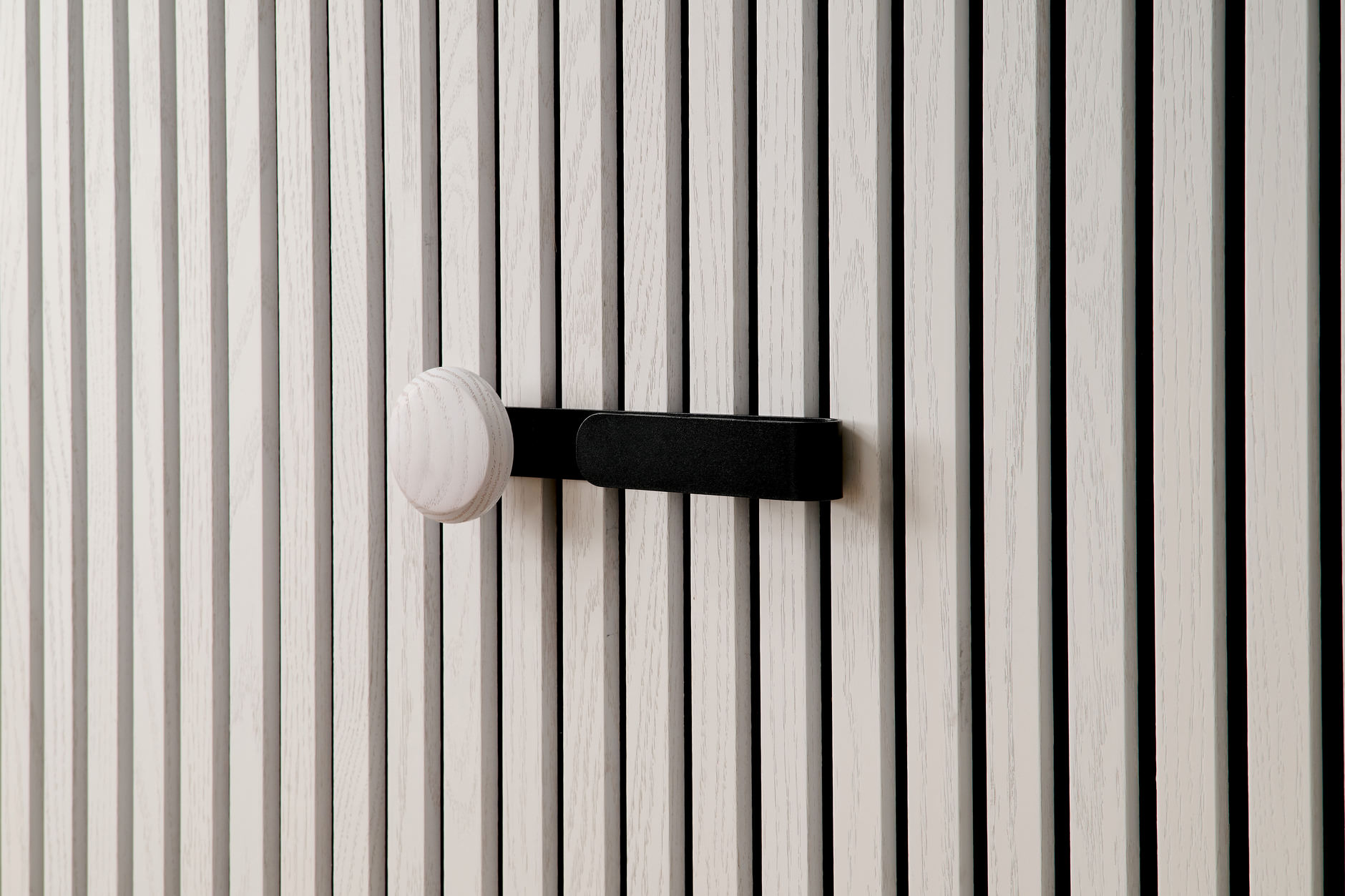 Eilin - colgador largo con botón de madera