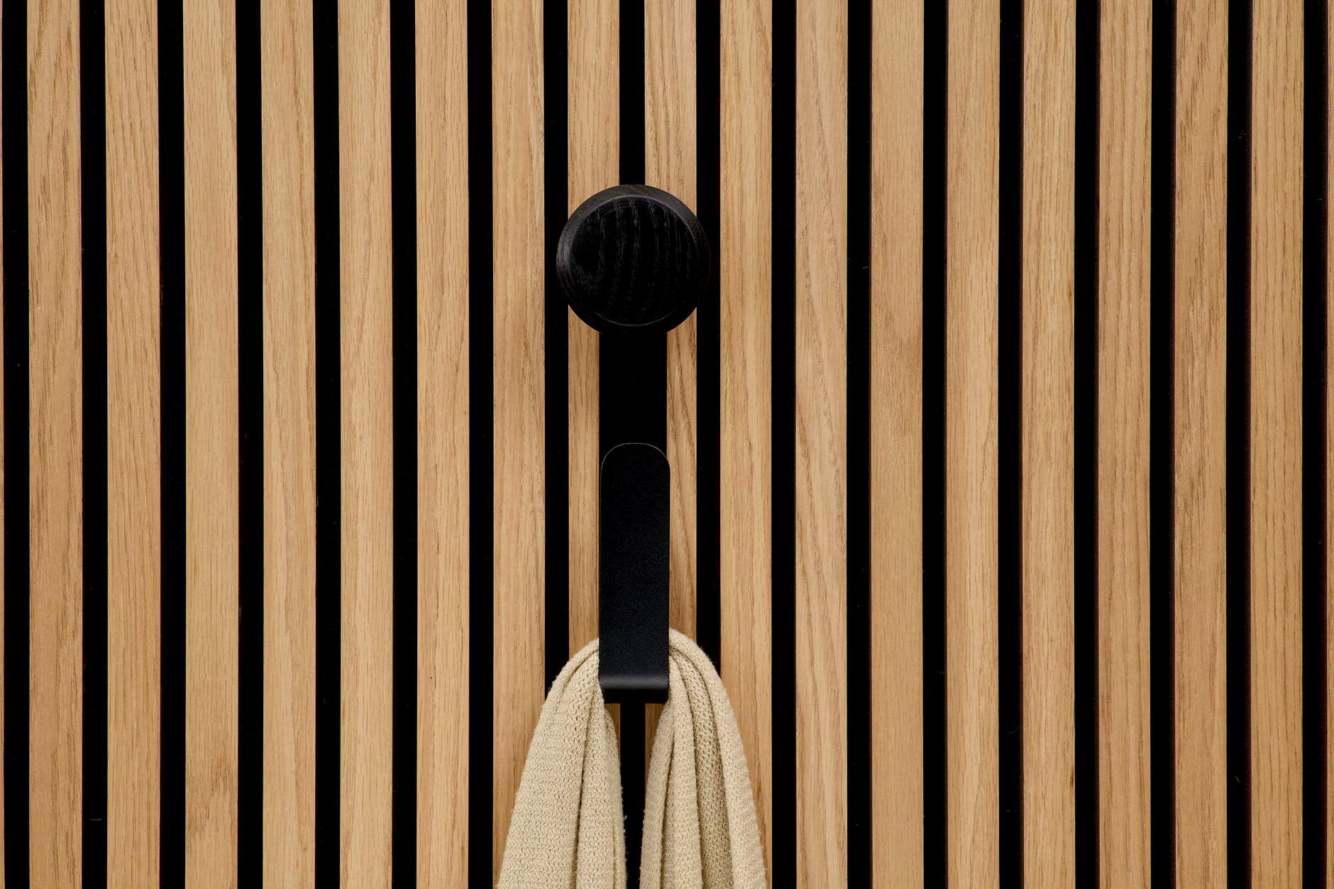 Haakon - colgador largo con botón de madera