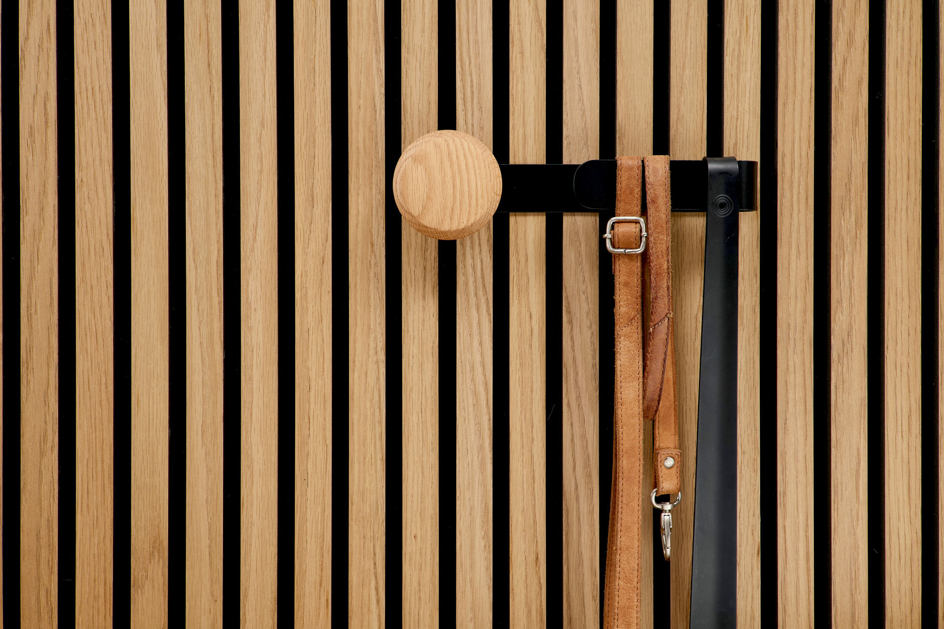 Jesper - colgador largo con botón de madera