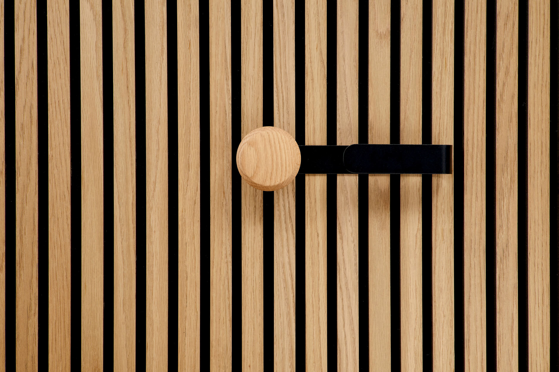 Jesper - colgador largo con botón de madera