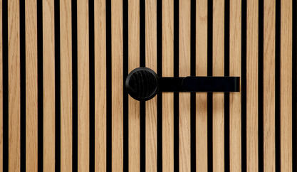 Haakon - colgador largo con botón de madera