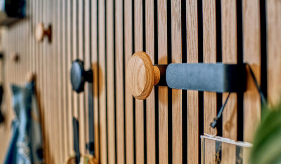 Jesper - Crochet long avec bouton en bois